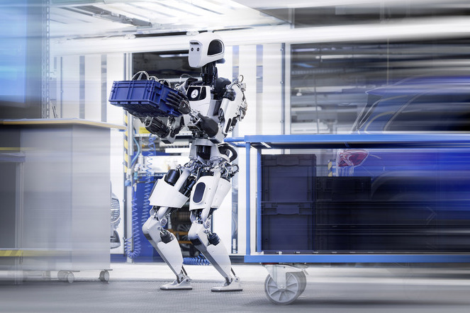 Science-Fiction, Public Relations, Test oder Arbeitsalltag? Apptronik-Roboter Apollo unterwegs im Mercedes-Werk. | © Apptronik/Mercedes Benz