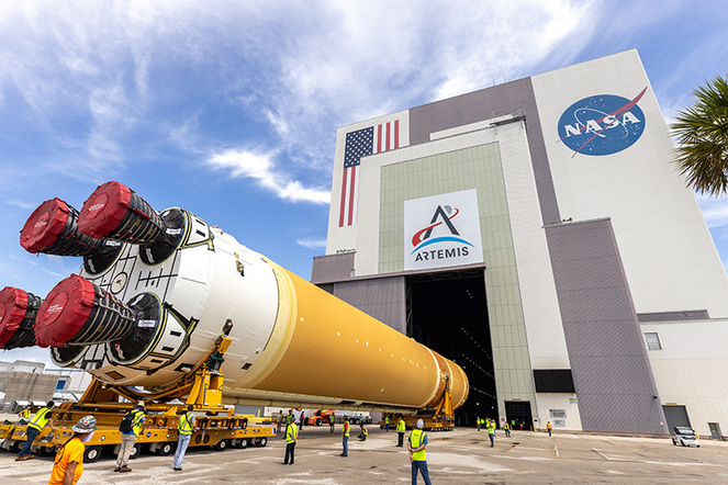 Einfahrt der Hauptstufe von Artemis II in das Vehicle Assembly Building. | © NASA