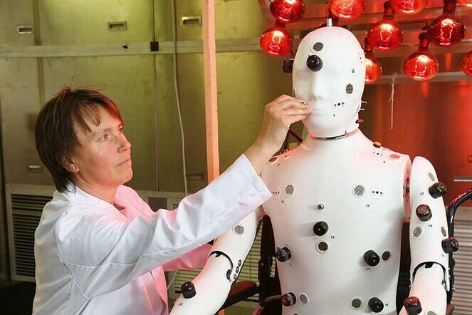 Empa-Forscherin Agnes Psikuta positioniert Manikin HVAC für die Datenmessung in der Klimakammer. | © Empa
