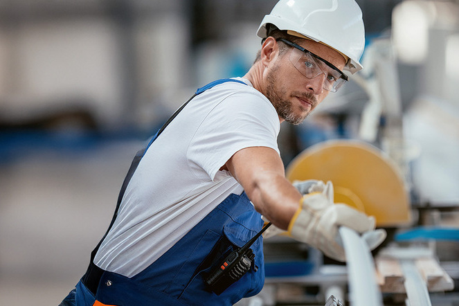 Industriearbeiter (Symbolbild). Die Schweizer Industrie steht unter Druck. | © Istockphoto