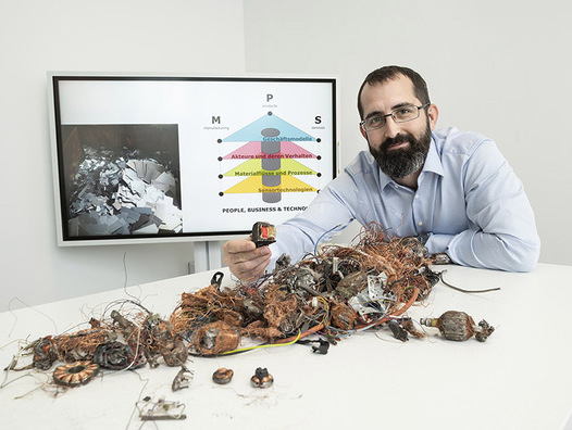 Simon Züst beschäftigt sich an der Hochschule Luzern mit dem Gesamtsystem des Metallrecyclings. | © HSLU