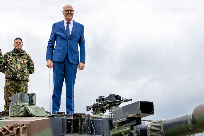 Martin Pfister steht mit zwei Soldaten auf dem Geschützturm eines Leopard-Panzers. Im Juni hat der Verteidigungsminister die neue rüstungspolitische Strategie des Bundes vorgestellt. | © VBS/P. Schmidli