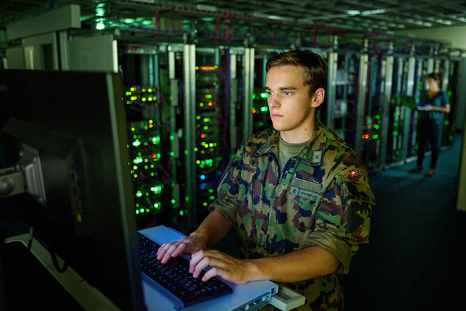 Angehöriger der Armee in einem Server-Raum. Das Schweizer Militär baut seine Fähigkeiten in der Cyber-Abwehr aus. | © VBS Angehöriger der Armee in einem Server-Raum. Das Schweizer Militär baut seine Fähigkeiten in der Cyber-Abwehr aus. | © VBS
