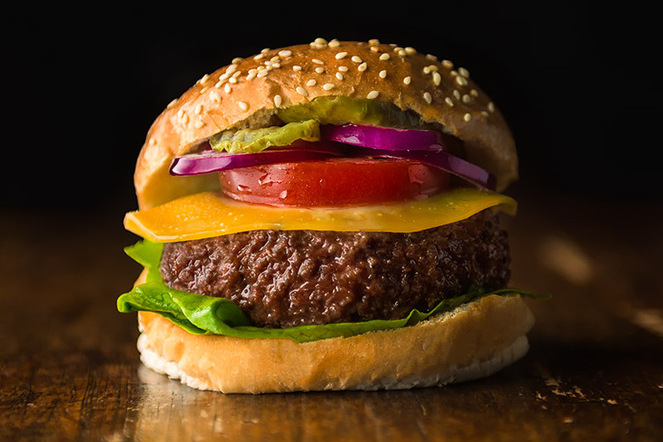 Weltweit erster Hamburger aus In-vitro-Fleisch – vorgestellt und aufgegessen am 5. August 2013 in London. | © Mosa Meat Weltweit erster Hamburger aus In-vitro-Fleisch – vorgestellt und aufgegessen am 5. August 2013 in London. | © Mosa Meat