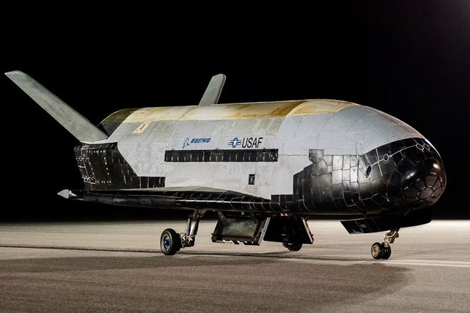 Das Raumfahrzeug X-37B am Boden. Dieses automatisierte, wiederverwendbare Mini-Shuttle ist für langandauernde Orbitalmissionen ausgelegt. | © US Space Force Das Raumfahrzeug X-37B am Boden. Dieses automatisierte, wiederverwendbare Mini-Shuttle ist für langandauernde Orbitalmissionen ausgelegt. | © US Space Force