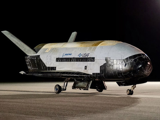 Das Raumfahrzeug X-37B am Boden. Dieses automatisierte, wiederverwendbare Mini-Shuttle ist für langandauernde Orbitalmissionen ausgelegt. | © US Space Force Das Raumfahrzeug X-37B am Boden. Dieses automatisierte, wiederverwendbare Mini-Shuttle ist für langandauernde Orbitalmissionen ausgelegt. | © US Space Force