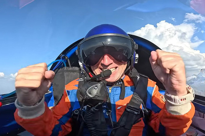 Auf über 9500 Metern Höhe geniesst Raphaël Domjan seinen Rekord am Steuer von SolarStratos. | © SolarStratos