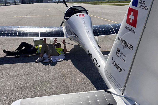 Das mit Photovoltaikzellen ausgestattete Solarflugzeug HB-SXA geniesst eine kurze Verschnaufpause und Wartungsarbeiten auf dem Rollfeld von Sion | © SolarStratos