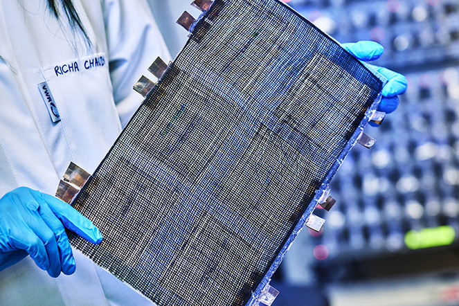 Forschenden der Chalmers University of Technology in Stockholm ist es gelungen, eine Batterie aus Kohlefaserverbundwerkstoff zu entwickeln, die die Steifigkeit von Aluminium und genug Energiedichte für den kommerziellen Einsatz hat. | © Chalmers / H. Sandsjö