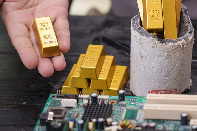 Goldrecycling aus Elektroschrott (Symbolbild): Die Kreislaufwirtschaft steht im Mittelpunkt der SATW-Studie zu wichtigen Zukunftstechnologien. | © Shutterstock