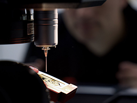 3D-Messung eines Uhrenteils: Der Taster erkennt selbst geringste Abweichungen – bis auf wenige Mikrometer. Die Wissenschaft der Präzision wird hier greifbar. | © rke