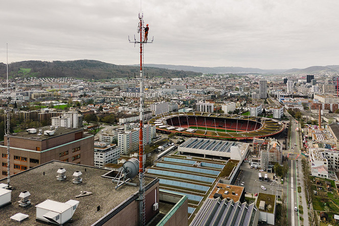 Auf dem Messturm auf dem Dach eines Hochhauses in der Hardau werden hochpräzise Messungen durchgeführt, um die Konzentration unterschiedlicher Treibhausgase zu erfassen.  | © Pekka Pelkonen