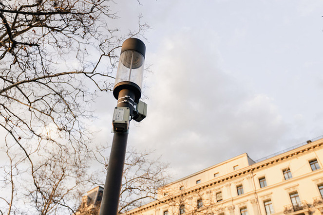 Zwei CO2-Messgeräte von «ICOS Cities» an einer Strassenlaterne in Zürich. | © Pekka Pelkonen