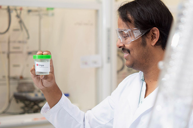 Empa-Forscher Arvindh Sekar mit dem neuartigen Epoxidharz, das sowohl schwer entflammbar als auch recycelbar ist. | © Empa