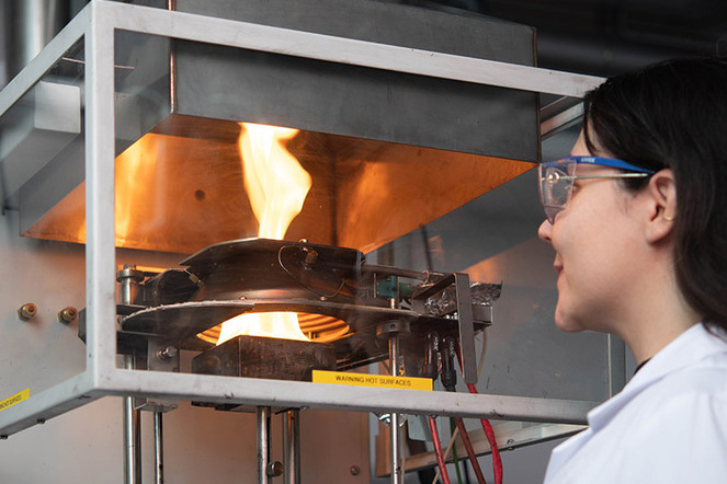 Die Forschenden haben den flammhemmenden Kunststoff Brandtests unterzogen. | © Empa