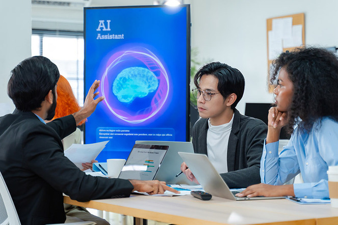 Generative KI ist in den Unternehmen angekommen. Die Nutzung erfolgt aber oftmals noch bottom-up, eine Strategie fehlt häufig. | © Shutterstock