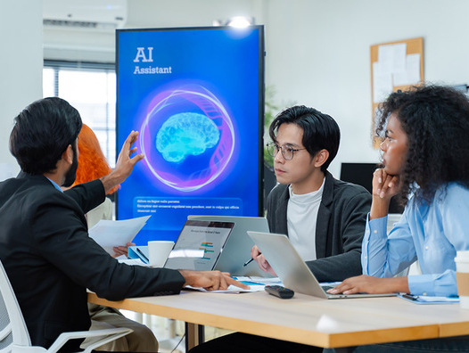 Generative KI ist in den Unternehmen angekommen. Die Nutzung erfolgt aber oftmals noch bottom-up, eine Strategie fehlt häufig. | © Shutterstock