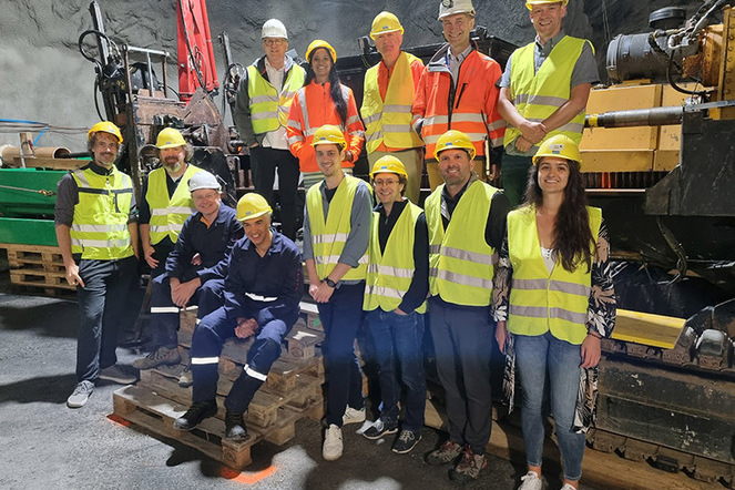 Mitglieder des DEPLOI-the-HEAT-Forschungsteams und der Unterstützungspartner im Versuchsstollen Hagerbach. | © ETH Zürich