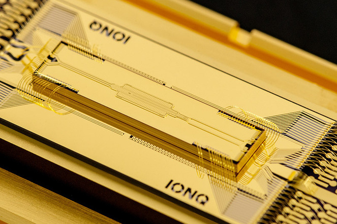 Quantenchip von IonQ. Quantum Basel und das US-Unternehmen haben im Dezember bekannt gegeben, die Zusammenarbeit auszubauen. | © IonQ