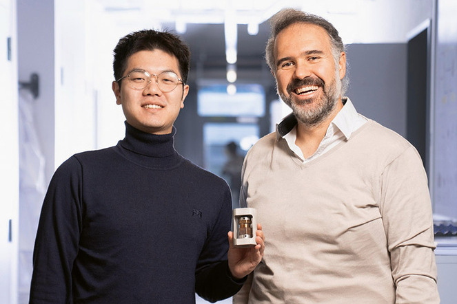 Jinsong Zhang (links) und Mario El Kazzi mit einer Testzelle der am Paul-Scherrer-Institut PSI entwickelten Festkörperbatterie. | © PSI / M. Dzambegovic