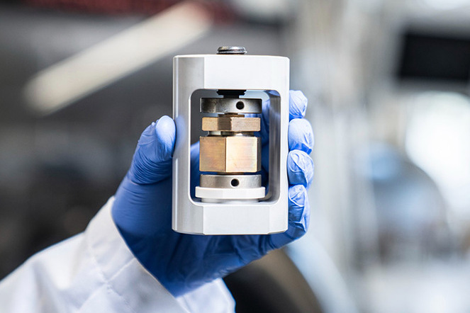 Mit einem innovativen Herstellungsprozess zur Batterie der Zukunft: Das Bild zeigt eine Testzelle, in der die am PSI entwickelte Festkörperbatterie hergestellt und getestet wird. | © PSI / M. Dzambegovic