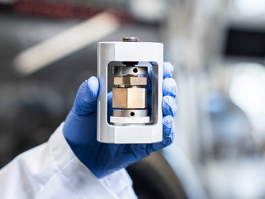 Mit einem innovativen Herstellungsprozess zur Batterie der Zukunft: Das Bild zeigt eine Testzelle, in der die am PSI entwickelte Festkörperbatterie hergestellt und getestet wird. | © PSI / M. Dzambegovic