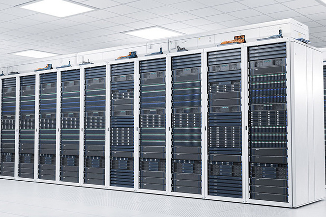 Serverschränke in einem Rechenzentrum (Symbolbild): Cloudbasierte KI verbraucht Unmengen von Energie und wirft Fragen in Bezug auf Datenschutz und digitale Souveränität auf. | © Shutterstock