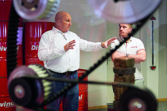 Erläuterungen von Charles Krebs, Direktor der Geiger AG in Brügg. | © Roland J. Keller