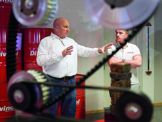 Erläuterungen von Charles Krebs, Direktor der Geiger AG in Brügg. | © Roland J. Keller