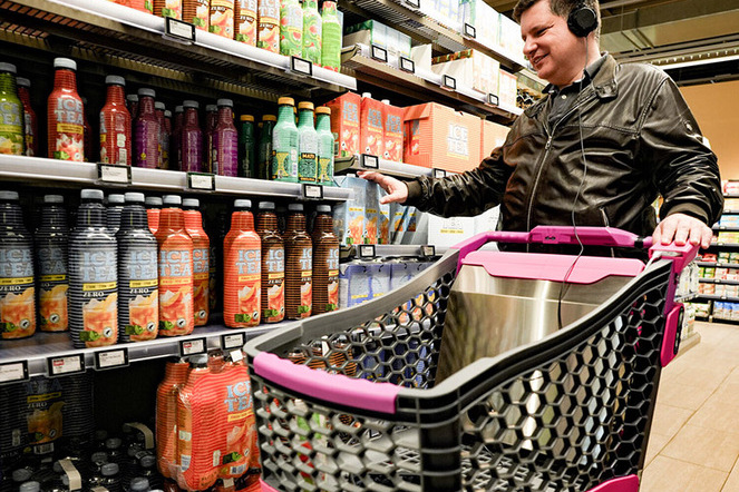 Der smarte Einkaufswagen VIRAS ermöglicht es sehbeeinträchtigten Menschen, sich im Supermarkt zurechtzufinden. | © OST