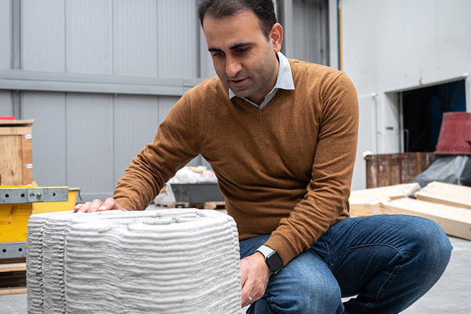 Empa-Forscher Moslem Shahverdi inspiziert das Bauteil | © Empa