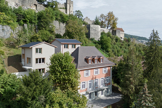 Ensemble am Schlossberg in Baden: Die Villa wurde substanzschonend renoviert. Parallel dazu wurde das Grundstück mit zwei Einfamilienhäusern verdichtet. | © Beat Bühler