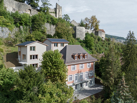 Ensemble am Schlossberg in Baden: Die Villa wurde substanzschonend renoviert. Parallel dazu wurde das Grundstück mit zwei Einfamilienhäusern verdichtet. | © Beat Bühler
