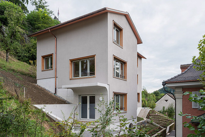 Die dreigeschossigen Neubauten mit einer Wohnfläche von je 125 m2 wirken in ihrer Gliederung ruhig und bilden mit der Villa eine Einheit. | © Beat Bühler