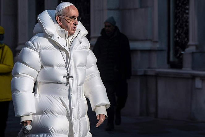 Das vielleicht berühmteste Deepfake-Bild bisher: Der Papst mit Daunenjacke, erstellt von Pablo Xavier mit Midjourney. | © Wikipedia