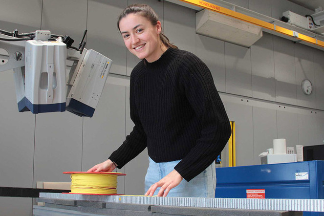 ETH-Doktorandin Simone Probst verwendet im Labor normale Glasfaserkabel, um deren Tauglichkeit für künftige Mondmissionen zu erproben. | © P. Rüegg / ETH Zürich