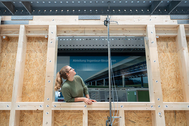 Nadja Manser untersucht die horizontale Traglast von Wänden in Holzrahmenbauweise, die Fensteröffnungen enthalten. | © Empa