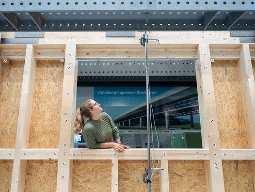 Nadja Manser untersucht die horizontale Traglast von Wänden in Holzrahmenbauweise, die Fensteröffnungen enthalten. | © Empa