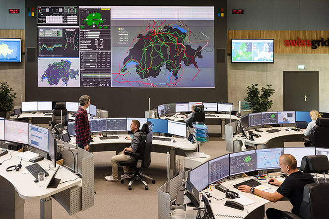 Wenn Produktion und Verbrauch nicht mehr im Gleichgewicht sind, greift die Netzleitstelle von Swissgrid. | © Swissgrid