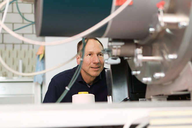 Empa-Forscher Dirk Hegemann entwickelt Materialien und Technologien für PFAS-freie Textilien. | © Empa