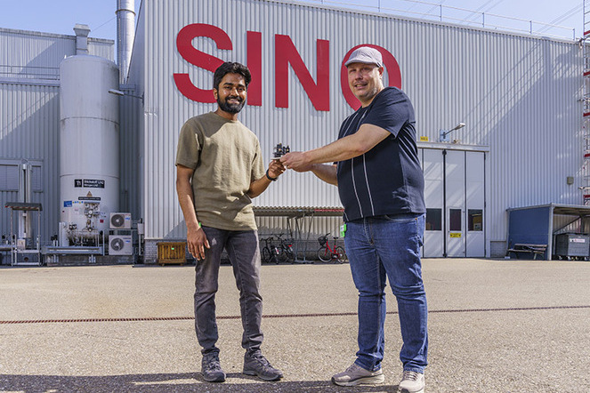 Mano Raj Dhanalakshmi Veeraraj (links) und Joan Vila-Comamala mit der achromatischen Neutronenlinse vor der Schweizer Spallations-Neutronenquelle SINQ. | © PSI/M. Fischer