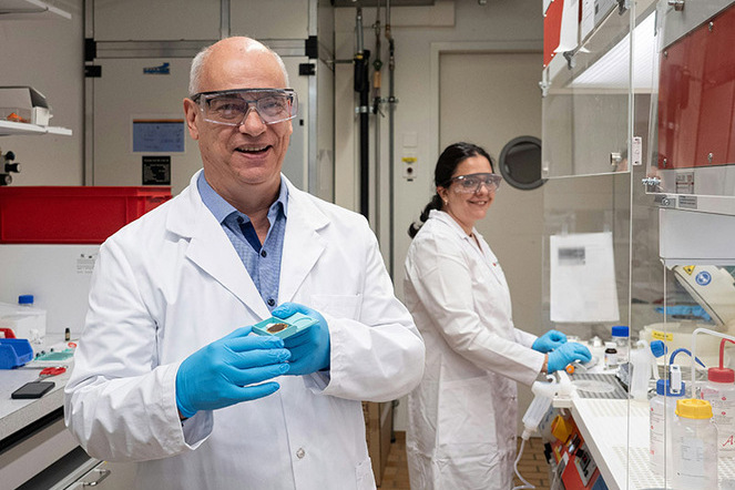 Erwin Hack, CTO von Lepto (links), und Elena Mavrona, CEO, entwickelten die Technologie ursprünglich im Rahmen eines Forschungsprojekts. | © Empa