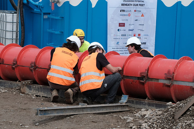 Studierende des Swissloop-Tunneling-Projekts bereiten die Bohrmaschine auf ihren Einsatz vor. | © ht