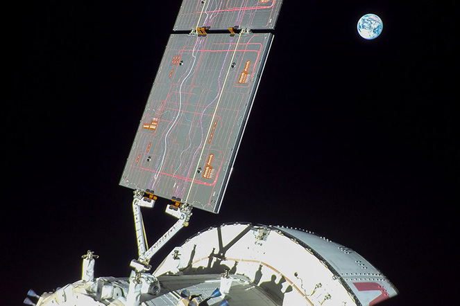 Blick auf die Erde während der Mission Artemis I am 24. November 2022. Die Mechanismen, die die Solarpaneele des europäischen Orion-Moduls ausrichten, stammen von Beyond Gravity. | © ESA/NASA