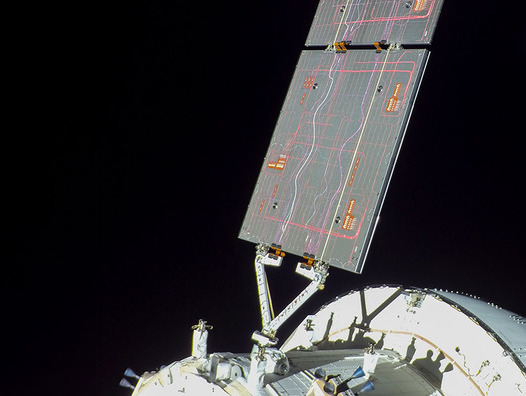 Blick auf die Erde während der Mission Artemis I am 24. November 2022. Die Mechanismen, die die Solarpaneele des europäischen Orion-Moduls ausrichten, stammen von Beyond Gravity. | © ESA/NASA