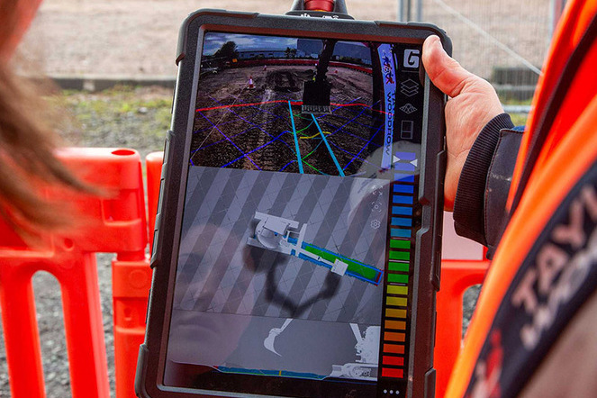 Informationen zur Maschine und ihrer Umgebung werden von Kameras und Sensoren erfasst und auf einem Tablet angezeigt. | © Gravis Robotics