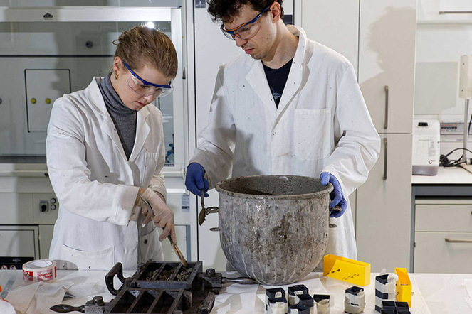Cristhiana Albert und Thilo Schmid untersuchen im Labor, wie sich verschiedene Betonmischungen verhalten.  | © ETHZ