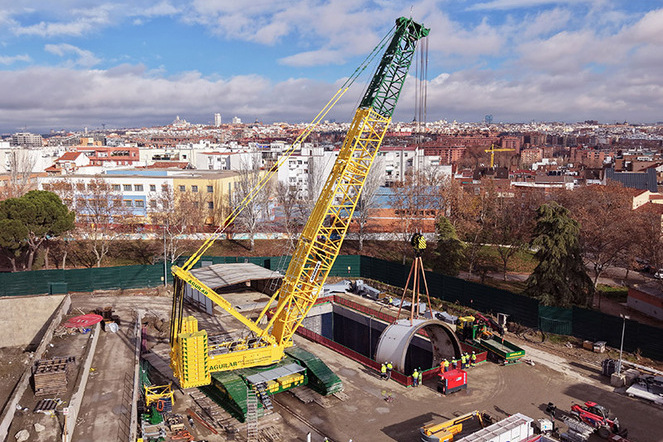 Ein Liebherr-Raupenkran LR 1800-1.0 bei einem Hebeeinsatz im städtischen Umfeld. Die schwebende Last, die Anschlagmittel und die Teams am Boden zeigen, dass Schwerlasthübe ebenso sehr von sorgfältiger Vorbereitung wie von mechanischer Leistung abhängen. | © Liebherr / Grúas Aguilar