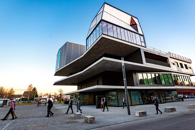 Die Empa in Dübendorf, die die Sweet-Konsortien Achieve und reFuel.ch leitet, hat 2016 mit Nest ein modular nutzbares Forschungsgebäude geschaffen, das seither die Zusammenarbeit von Wissenschaftlerinnen und Wissenschaftlern mit Praxispartnern begünstigt. | © Empa