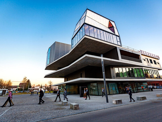 Die Empa in Dübendorf, die die Sweet-Konsortien Achieve und reFuel.ch leitet, hat 2016 mit Nest ein modular nutzbares Forschungsgebäude geschaffen, das seither die Zusammenarbeit von Wissenschaftlerinnen und Wissenschaftlern mit Praxispartnern begünstigt. | © Empa